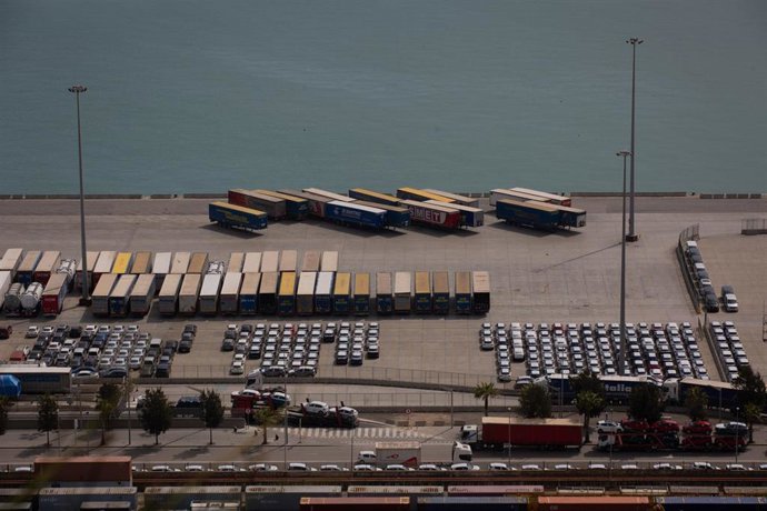 Archivo - Vista general de contenedores en el muelle de descarga del Puerto de Barcelona.