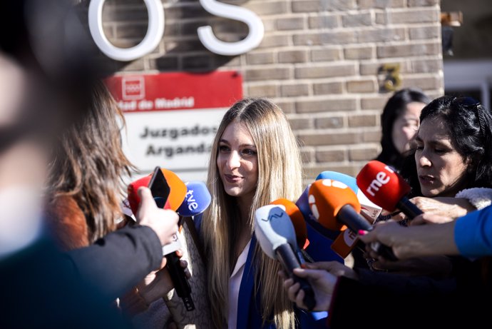 La abogada del presunto asesino, Natalia Checa, atiende a los medios en los Juzgados de Arganda del Rey, a 24 de enero de 2024, en Arganda del Rey, Madrid (España).