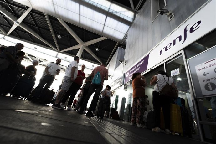Archivo - Un grupo de personas dentro de las instalaciones de la estación de ave Joaquín Sorolla