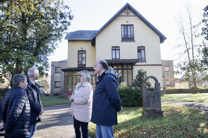 El consejero de Educación, Sergio Silva, visita la casa del Doctor Arines donde se ubicará el CEPA Margarita Salas