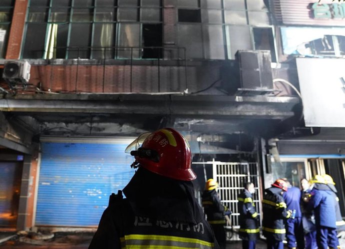 Los bomberos trabajan en un edificio incendiado en la ciudad china de Xinyu 