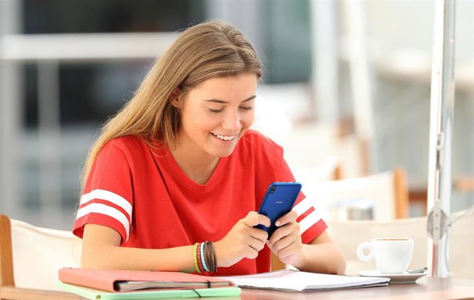 Archivo - Adolescente con móvil