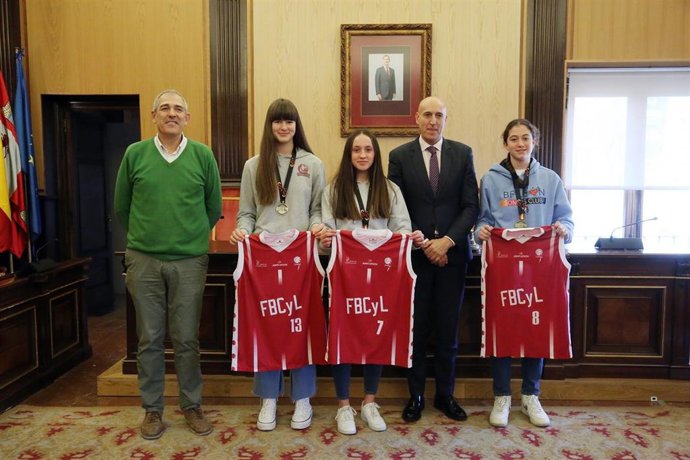 El alcalde de León, José Antonio Diez, y el concejal de Deportes, Vicente Canuria, junto con Julia Álvarez, Sara Antúnez y Noa García, recientemente proclamadas campeonas de España de baloncesto en la categoría infantil.