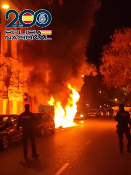 Incendio en uno de los contenedores afectados.