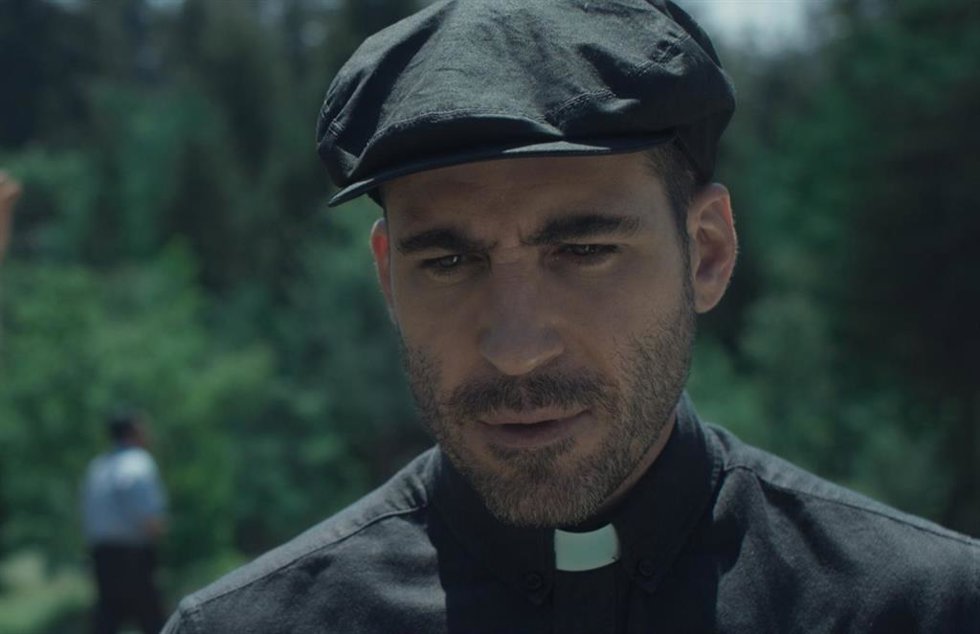 Archivo - Miguel Ángel Silvestre es un sacerdote en el inquietante avance de Los enviados, que ya tiene fecha de estreno en España