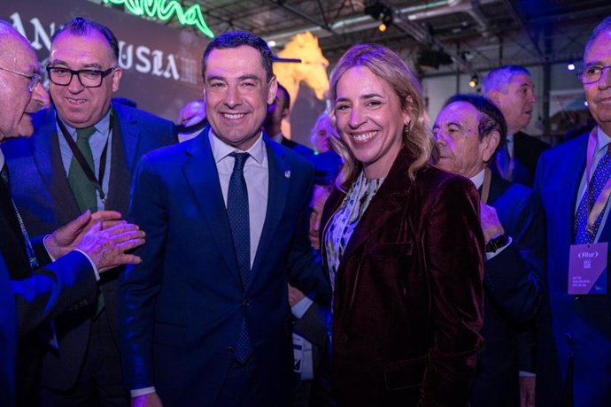 El presidente de la Junta, Juanma Moreno, junto a la presidenta de la Diputación de Cádiz, Almudena Martínez, en la inauguración del pabellón de Andalucía en Fitur 2024.