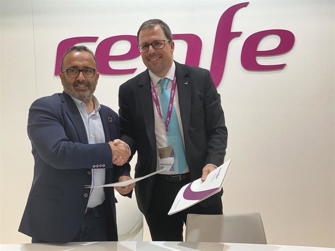 El presidente de Renfe, Raúl Blanco, y el presidente de la Diputación de Cáceres, Miguel Ángel Morales,tras la firma de un acuerdo en Fitur