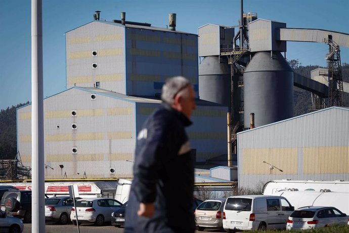 San Cibrao, Lugo. Un trabajador pasa frente a las instalaciones de la factoría de aluminio de Alcoa en San Cibrao, Cervo (Lugo) tras la reunión entre la dirección de la multinacional y el comité de empresa. En San Cibrao, a 24 de enero de 2024.