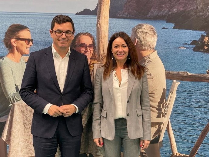 La consellera de Vivienda, Territorio i Movilidad del Govern balear, Marta Vidal, y el consejero de Obras Públicas, Vivienda y Movilidad del Gobierno de Canarias, Pablo Rodríguez, este miércoles en Fitur después de la primera reunión mantenida.