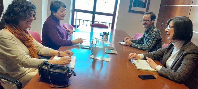 Nieves Roqueñí, a la derecha