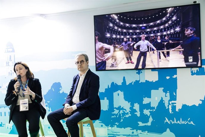 La concejala delegada de Cultura, Mariana Pineda, junto al gerente de Málaga Procultura, Juan Antonio Vigar, presentan en Fitur actividades culturales.