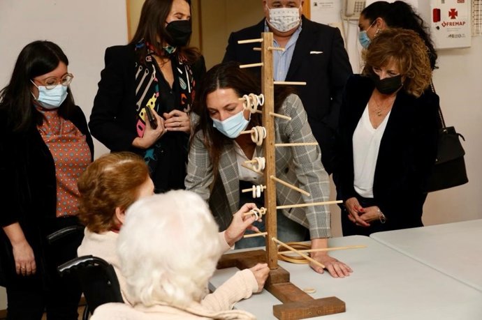 La consejera de Inclusión Social, Loles López, en la residencia de mayores Joaquín Rosillo en San Juan de Aznalfarache, en Sevilla.