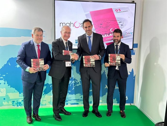 La firma del protocolo general de colaboración y la presentación del nuevo número de la guía gastronómica ha contado con el alcalde de Málaga, Francisco de la Torre, y el presidente de Mahos, Javier Frutos.