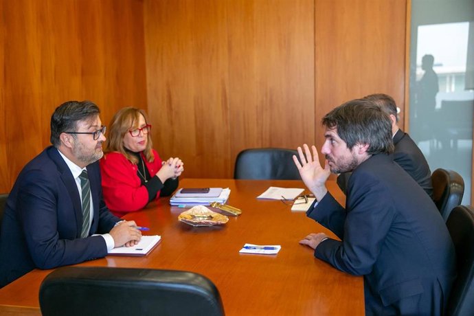 El ministro de Cultura, Ernest Urtasun, se reúne con el consejero de Educación, Cultura y Deportes, Amador Pastor.