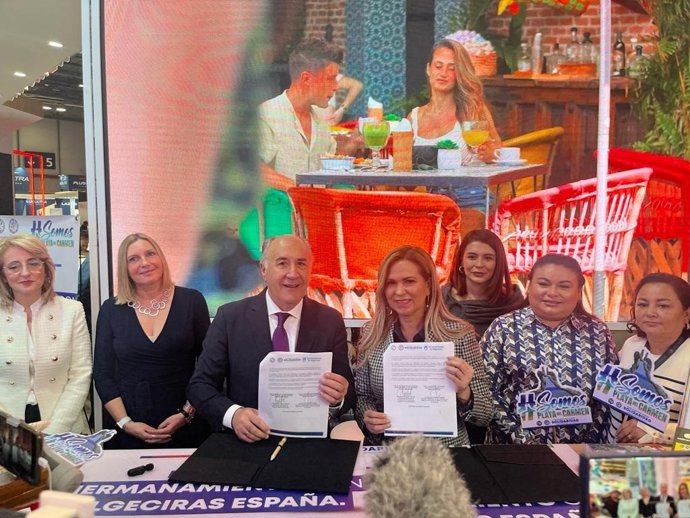 El alcalde de Algeciras, José Ignacio Landaluce, firma con la presidenta del municipio mexicano de Solidaridad, Roxana Lili Campos Miranda, la carta de hermanamiento entre ambas localidades en Fitur 2024.