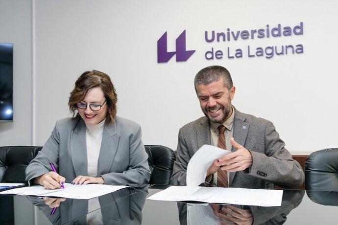 La consejera de Bienestar Social del Gobierno de Canarias, Candelaria Delgado, y el rector de la ULL, Francisco García, en la firma del convenio para crear la Cátedra Institucional de Infancia y Adolescencia