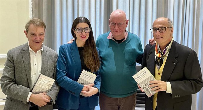 El editor Joan Terrida, la directora de la Fundació Tpies Imma Prieto, el crítico y ensayista Manuel Guerrero y el presidente de la Fundació Joan Brossa Vicen Altaió, en la presentación de 'Amb cor de foc'