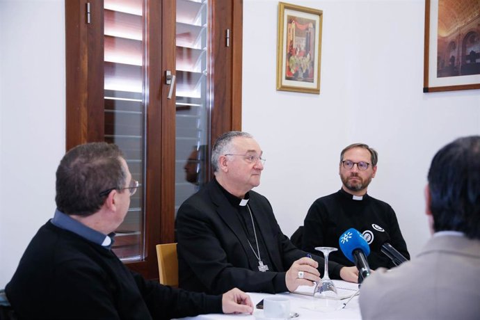 El obispo de Almería, Antonio Gómez, en un desayuno informativo con motivo del patrón de los periodistas en la Casa Sacerdotal