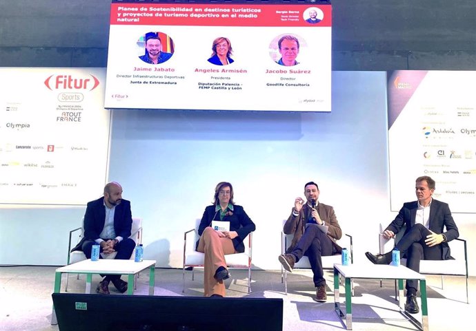 Armisén durante su participación en la Mesa Redonda en Fitur.