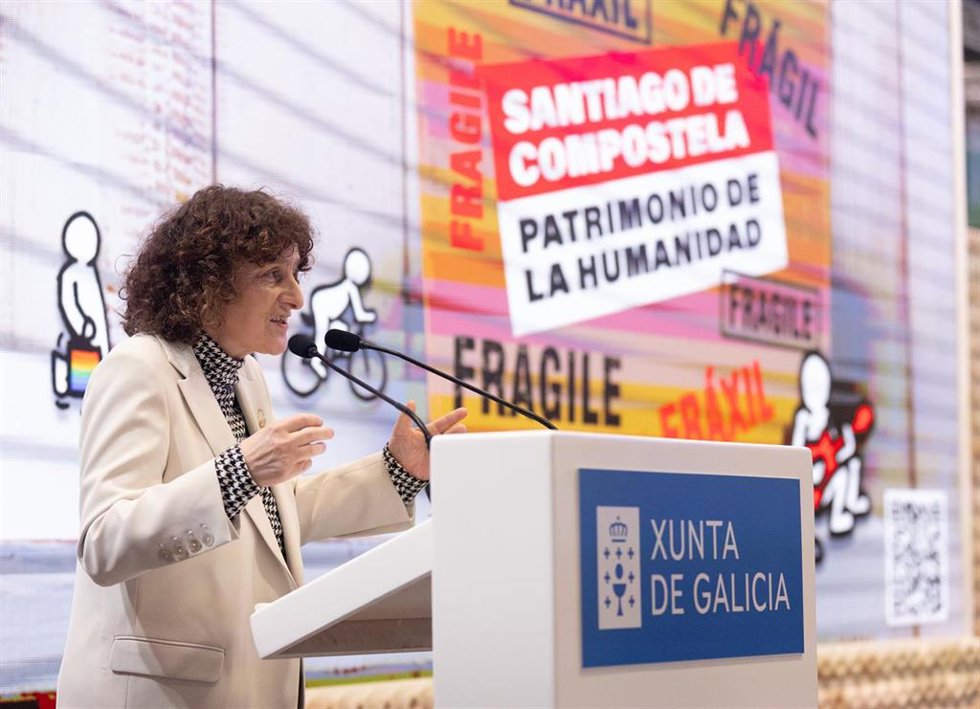 La alcaldesa de Santiago de Compostela, Goretti Sanmartín interviene durante la presentación en el estand de Galicia, durante la 44 edición de la Feria Internacional del Turismo, Fitur 2024, en IFEMA Madrid, a 24 de enero de 2024, en Madrid, (España).