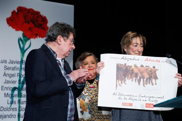 El vicepresidente de la Fundación Abogados de Atocha,  Raúl Cordero, y la abogada Cristina Almeida con la presidenta de la Abogacía, Victoria Ortega, en la entrega del Premio Abogados de Atocha 2024