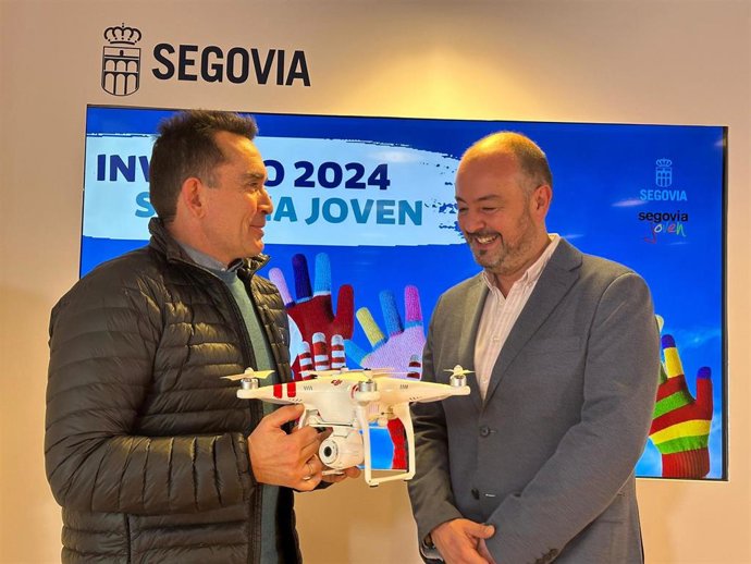 El concejal de Educación y Juventud, Sergio Calleja, con un representante del Club de Aeromodelismo Los Halcones.