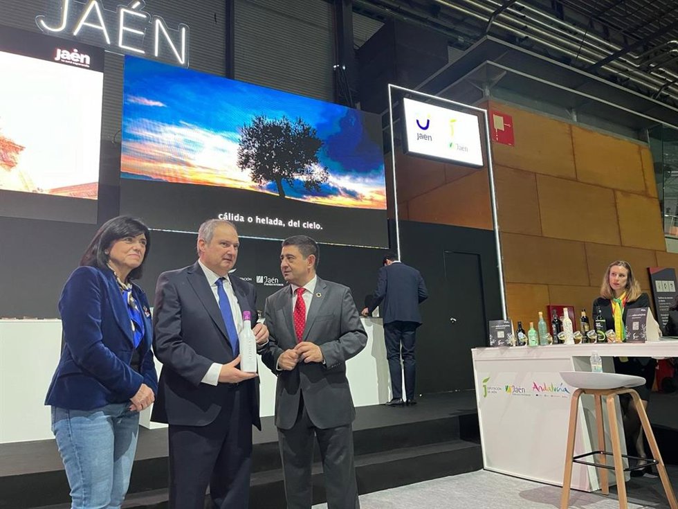 El ministro de Industria y Turismo, Jordi Hereu (c), en el espacio de la provincia de Jaén en Fitur 2024.