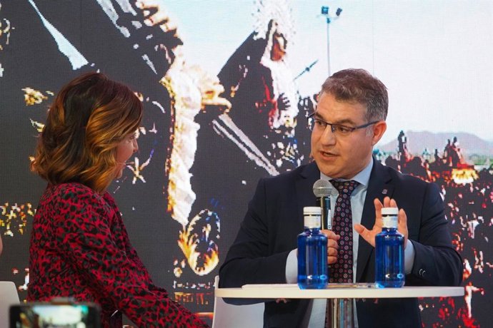 El alcalde de Hellín, Manuel Serena, en Fitur.