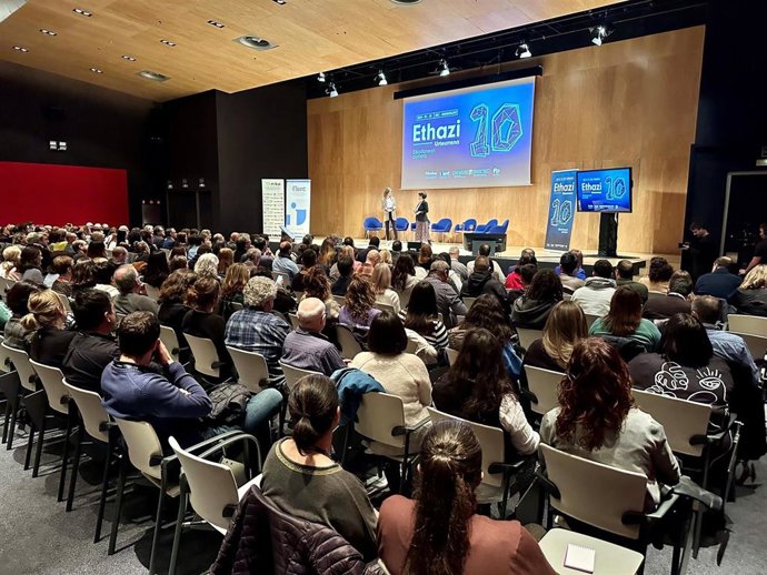 Jornada del décimo aniversario del modelo de aprendizaje ETHAZI en el BEC, que ha abierto el consejero de Educación, Jokin Bildarratz.