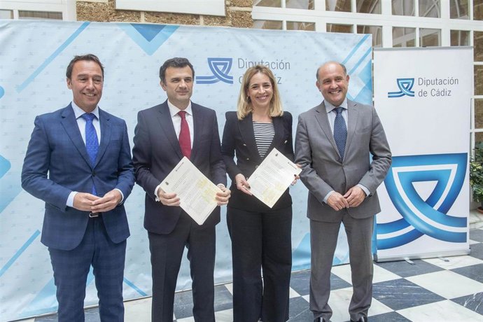 Archivo - Imagen de archivo de la firma del convenio por el que Diputación compromete cinco millones para financiar el proyecto del nuevo Pabellón Portillo de Cádiz.