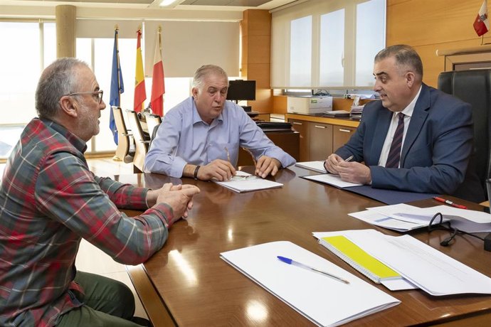 El consejero, Roberto Media, y el alcalde de Rionansa, José Luis Herrero