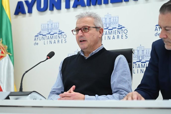 El concejal de Hacienda de Linares, Antonio Garrido de Toro, informa de presupuesto.