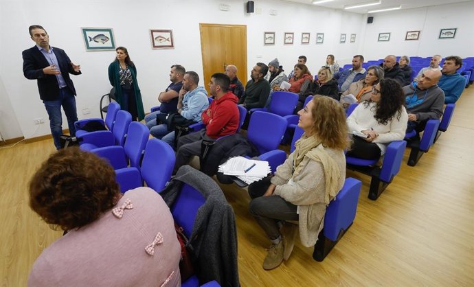 El conselleiro do Mar, Alfonso Villares, participa en Celeiro en la reunión de trabajo de las cofradías y el CIMA