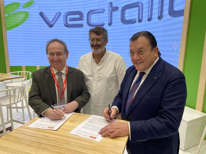 El director del Festival de Mérida, Jesús Cimarro, y el vicepresidente del Grupo Vectalia, Antonio Arias, firman en Fitur 2024 un convenio de colaboración