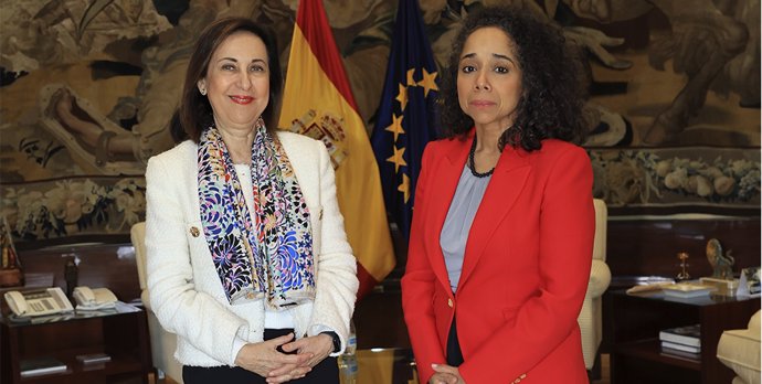 La ministra de Defensa, Margarita Robles, se reúne con la embajadora de Estados Unidos en España, Julissa Reynoso.