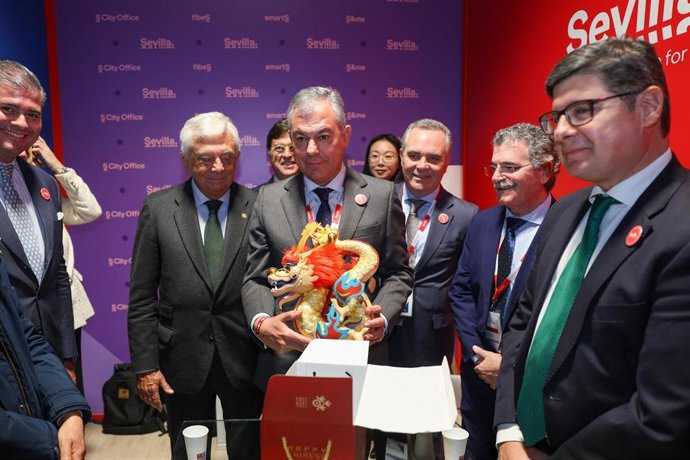 El alcalde de Sevilla, José Luis Sanz, con el obsequio hecho por el embajador de China en España.