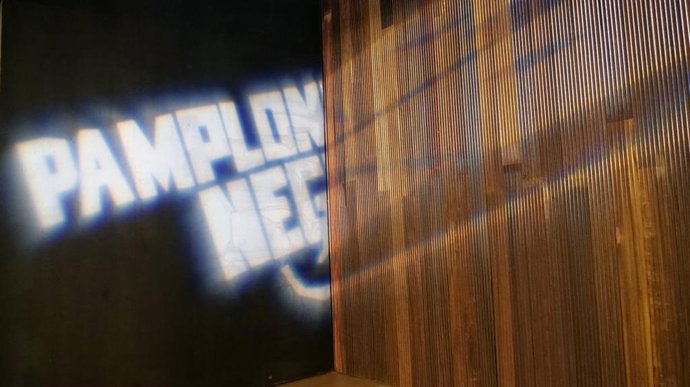 Cartel del festival Pamplona Negra en el interior del auditorio Baluarte.