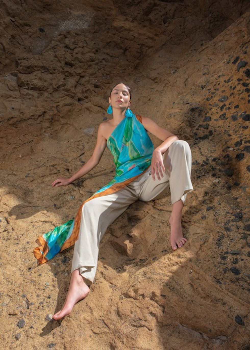 Una modelo con ropa del artista y artesano canario Ángel Cabrera