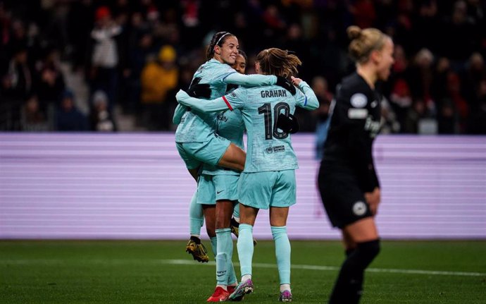 Jugadoras del Bara Femení celebran un gol en la victoria sobre el Eintracht Frankfurt en la Women's Champions League