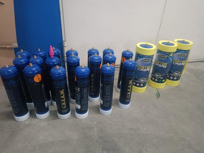 Archivo - Botellas de óxido nitroso incautadas en una operación policial