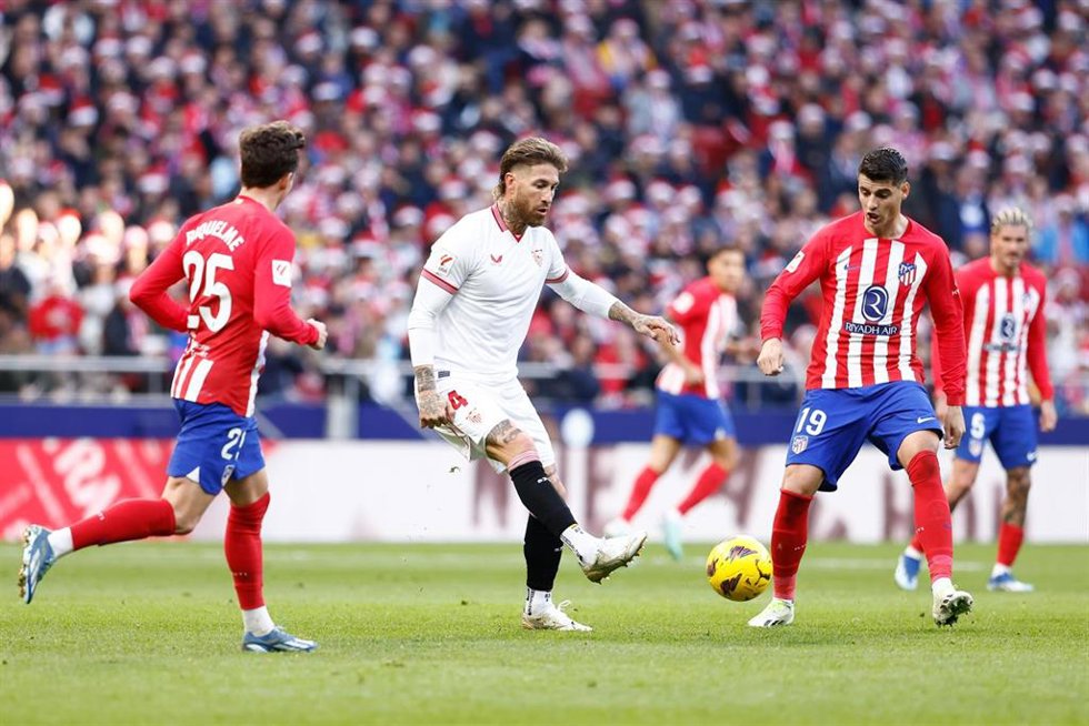 Archivo - El jugador del Sevilla FC Sergio Ramos, durante una acción ante el delantero del Atlético de Madrid Álvaro Morata, en un partido de LaLiga EA Sports 2023-2024, disputado en el Cívitas Metropolitano.