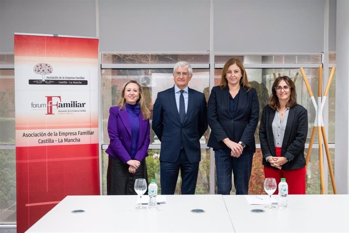 Firma del convenio entre la Universidad de Castilla-La Mancha (UCLM) y la Asociación de la Empresa Familiar de Castilla-La Mancha.