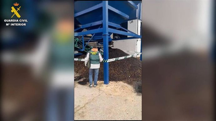 Agente de la Guardia Civil en la operación Tahunar, desarrollada en Carmona (Sevilla).