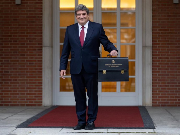 El ministro para la Transformación Digital y de la Función Pública, José Luis Escrivá, llega al primer Consejo de Ministros de 2024 con su nueva cartera, a 9 de enero de 2024, en Madrid (España). 