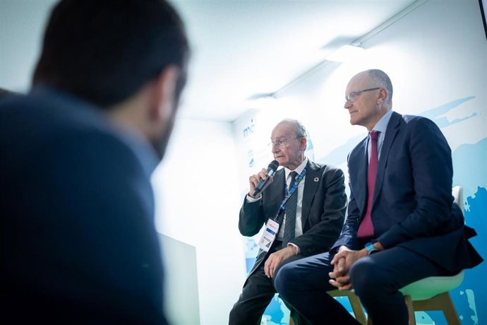El alcalde de Málaga, Francisco de la Torre, y el presidente de Aehcos, José Luque, en Fitur