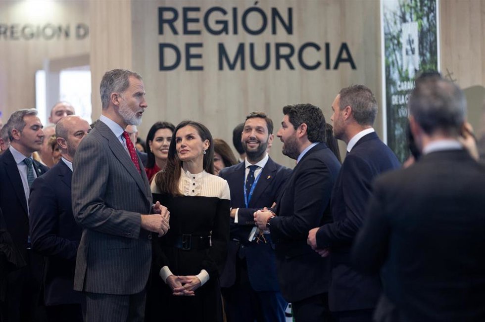 (I-D) Los Reyes, Felipe VI y Letizia, y el presidente de la Región de Murcia, Fernando López Miras, durante la 44 edición de la Feria Internacional del Turismo, Fitur 2024, en IFEMA Madrid, a 24 de enero de 2024, en Madrid, (España). .