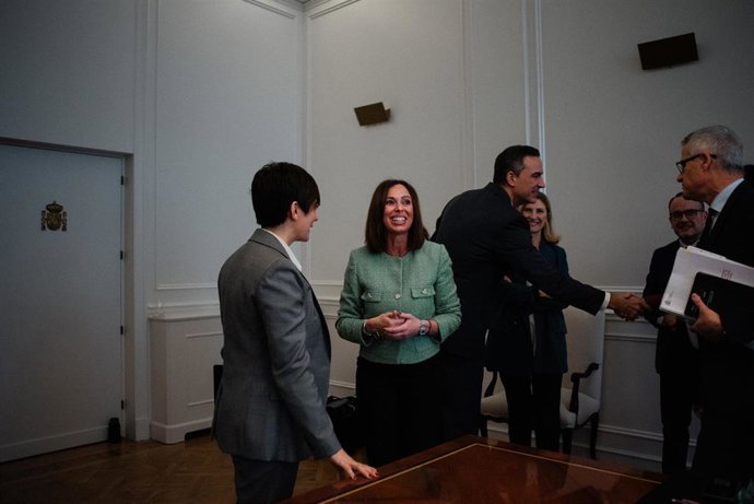 La ministra de Vivienda y Agenda Urbana, Isabel Rodríguez (1i), conversa junto a la consejera de Fomento, Articulación del Territorio y Vivienda de Andalucía, Rocío Díaz (2i), en el Ministerio de Vivienda y Agenda Urbana, en Madrid (España)