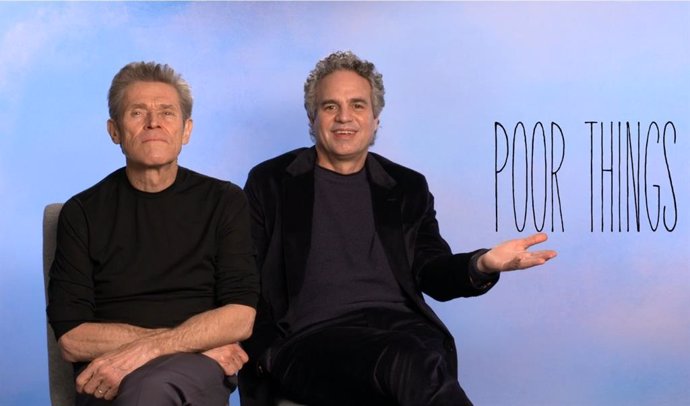 Mark Ruffalo y Willem Dafoe presentan Poor Things (Pobres criaturas)