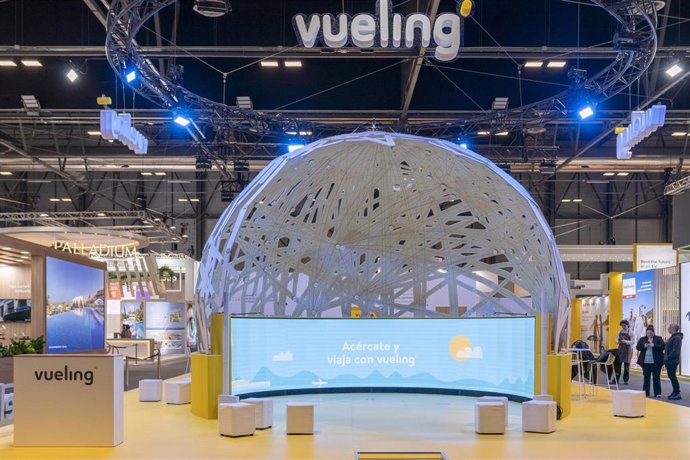 El estand de Vueling en Fitur, que muestra las rutas que ha operado durante su historia