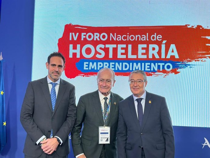 El presidente de la Federación de Hostelería de Andalucía y de la Asociación de Hosteleros de Málaga, Javier Frutos; el alcalde de Málaga, Francisco de la Torre; y el presidente de Turismo Costa del Sol y de la Diputación de Málaga, Francisco Salado.
